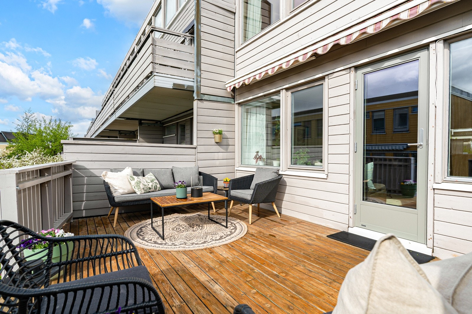 Terrassen har levegger mot naboen som gir en skjermet beliggenhet med lite innsyn. Terrassen er også utstyrt med markise for solskjerming. Galleribilde