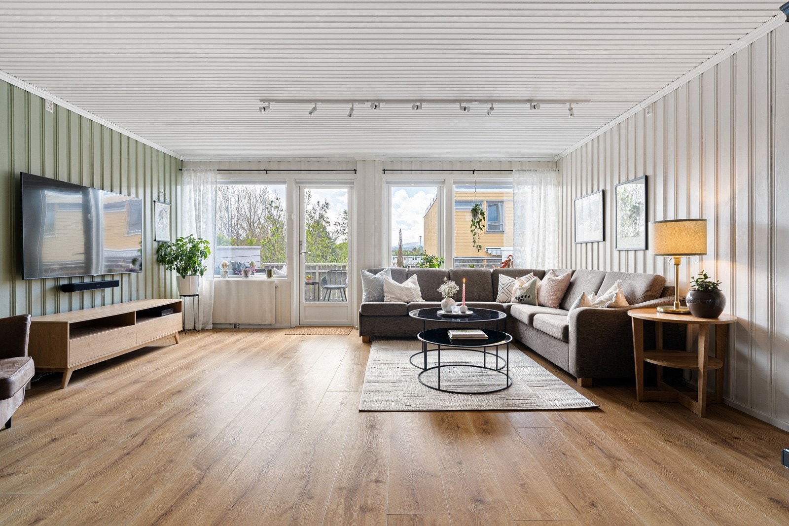 Den åpne løsningen gir godt med gjennomlys og skaper en lys og luftig atmosfære. Galleribilde