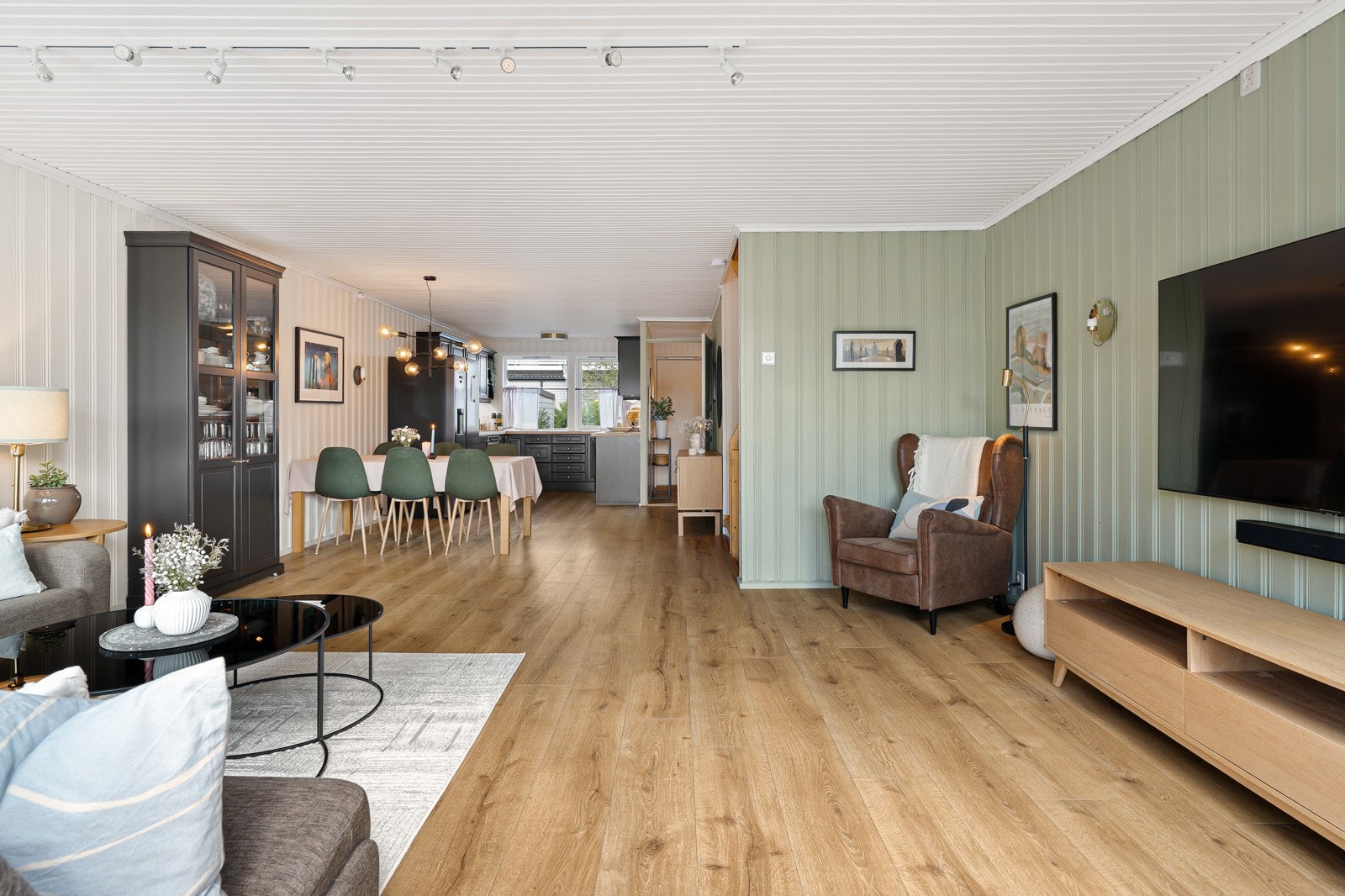 Stuen ligger i en åpen løsning med kjøkkenet og har et samlet areal på 46 kvm. Galleribilde