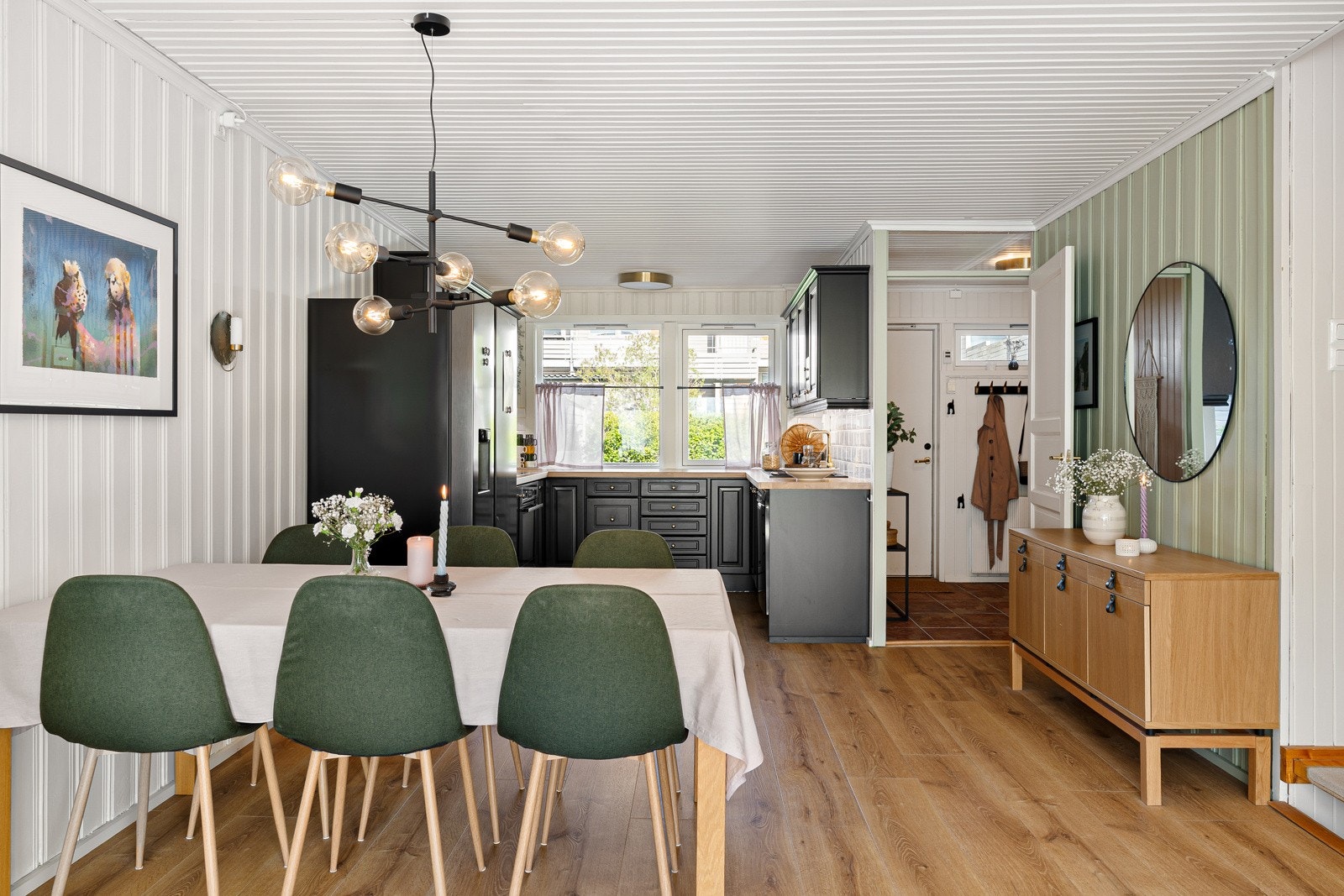 I overgangen mellom stuen og kjøkkenet er det god plass til et stort spisebord hvor man kan samle venner og familie. Galleribilde