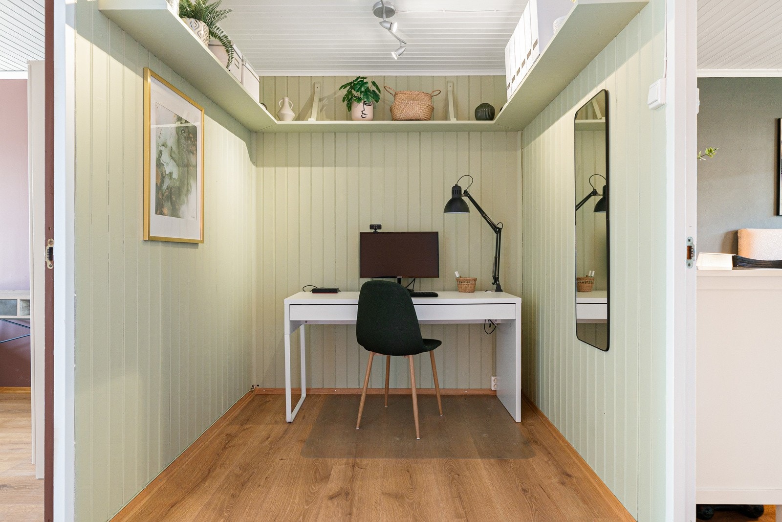 Gangen kan innredes med praktiske oppbevaringsløsninger eller som en liten arbeidsplass med skrivepult. Galleribilde