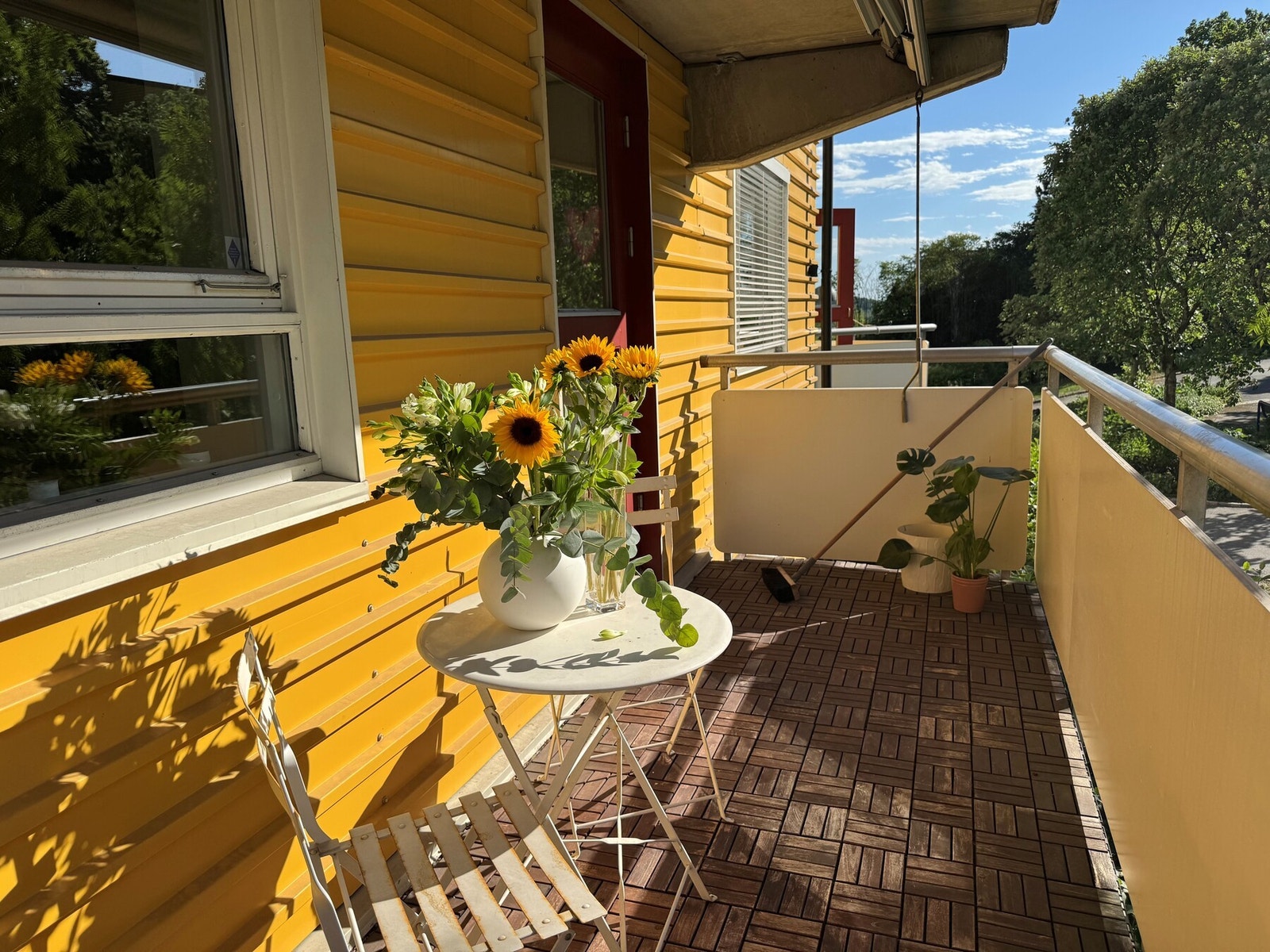 Solen varmer godt på balkongen. Selgers bilde. Galleribilde