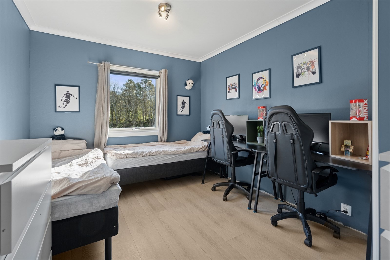 Det andre soverommet kan brukes til så mangt, her med 2 enkeltsenger og dobbelt skrivebord. (Soverom 2) Galleribilde