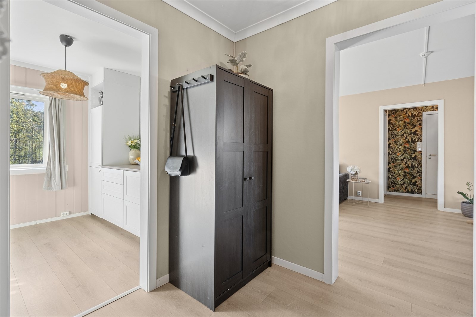 Gangen er romslig og her er det plass til garderobeskap. Galleribilde