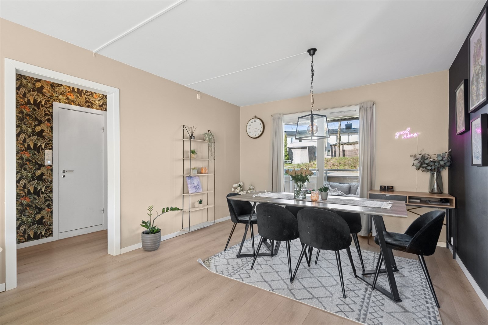 Her får man plass til hele familien rundt spisebordet Galleribilde