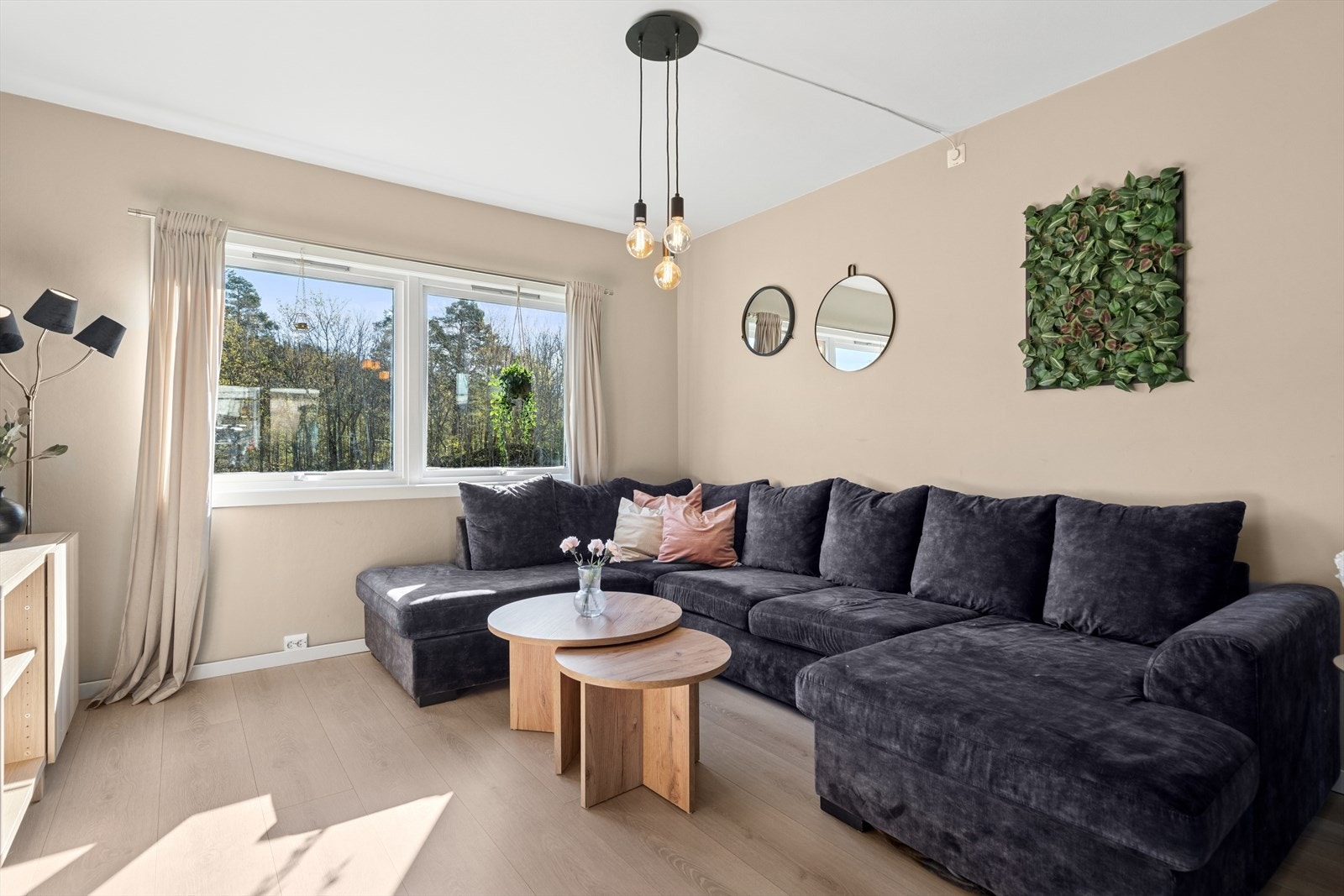 Her har man en meget koselig sofakrok med plass til romslig sofa Galleribilde
