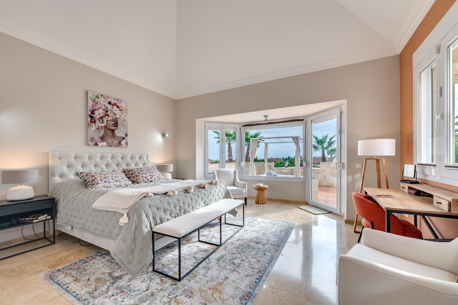 Vi går opp til andre etasje. Et rolig soverom venter deg i andre etasje, perfekt for hvile og privatliv. Galleribilde