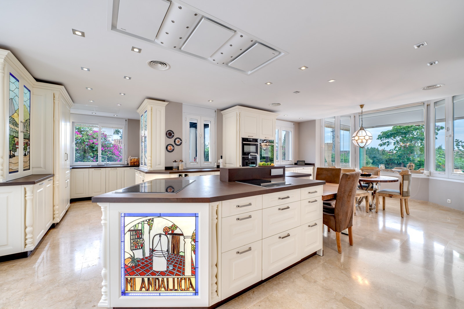 Fra gangen kommer du inn på kjøkkenet – en imponerende løsning med moderne fasiliteter og direkte utgang til terrasse og hage. Galleribilde