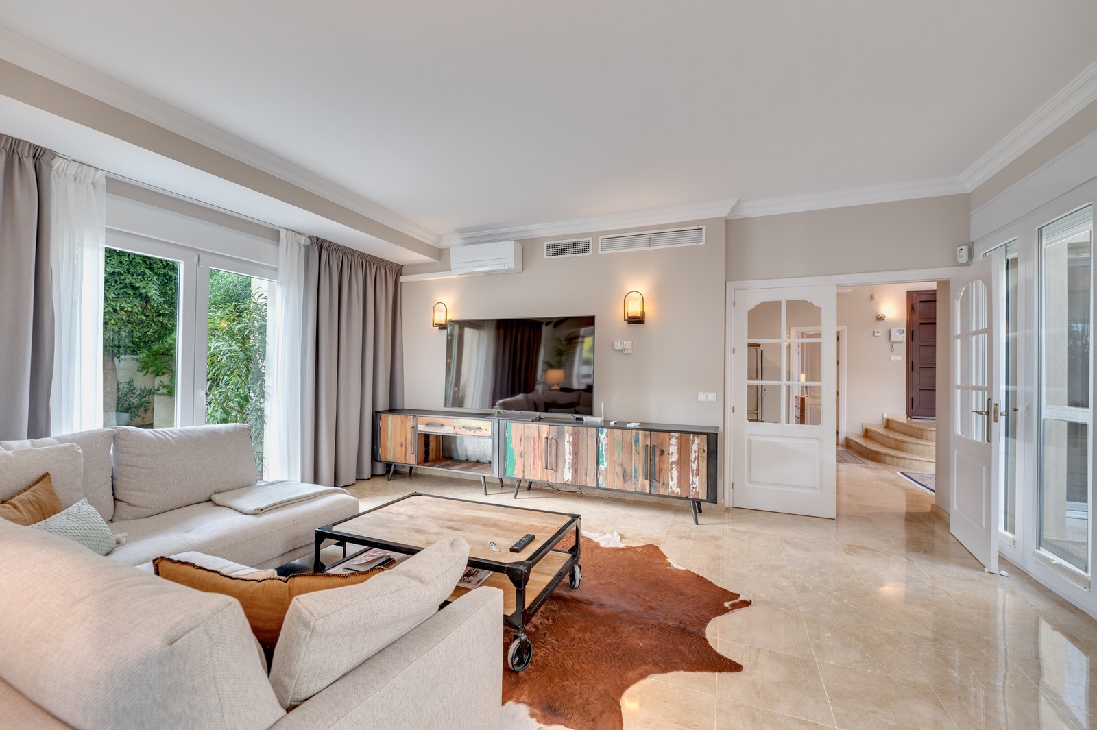 Her samles du med familie og venner – stuen er skapt for gode øyeblikk. Galleribilde