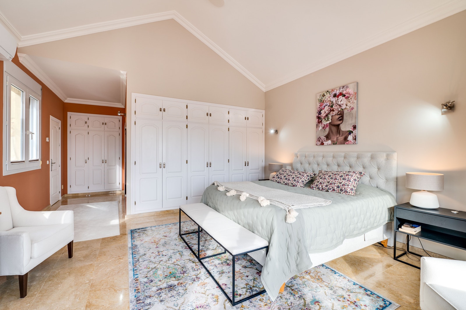 Masse skapplass. Galleribilde