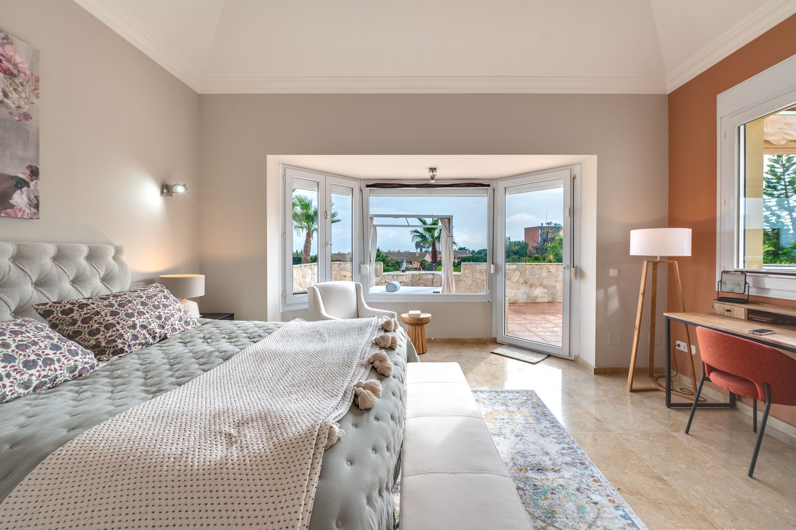 Store vinduer skaper en innbydende atmosfære. Galleribilde