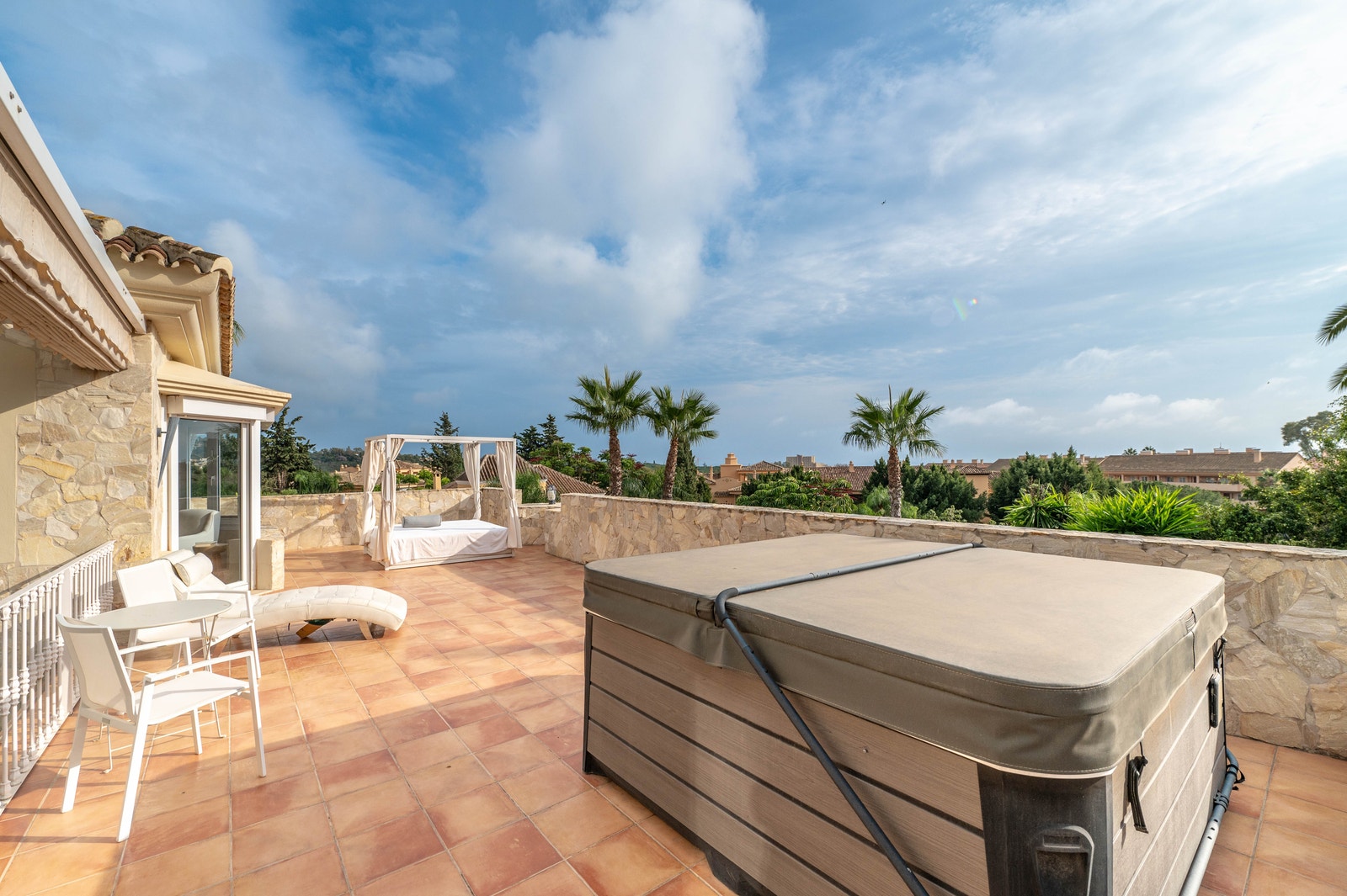 Nyt utsikten og boblebadet på egen privat takterrasse. Galleribilde