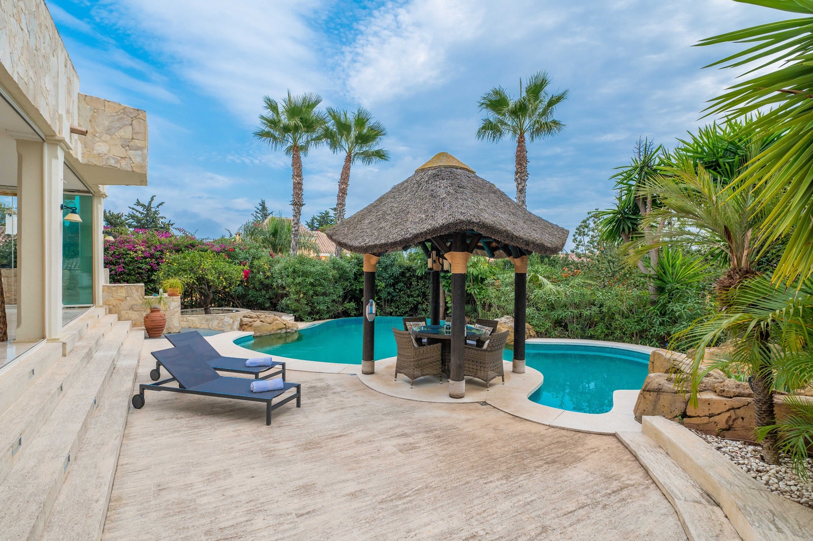 Skal det nytes en sangria ved bassengkanten? Galleribilde