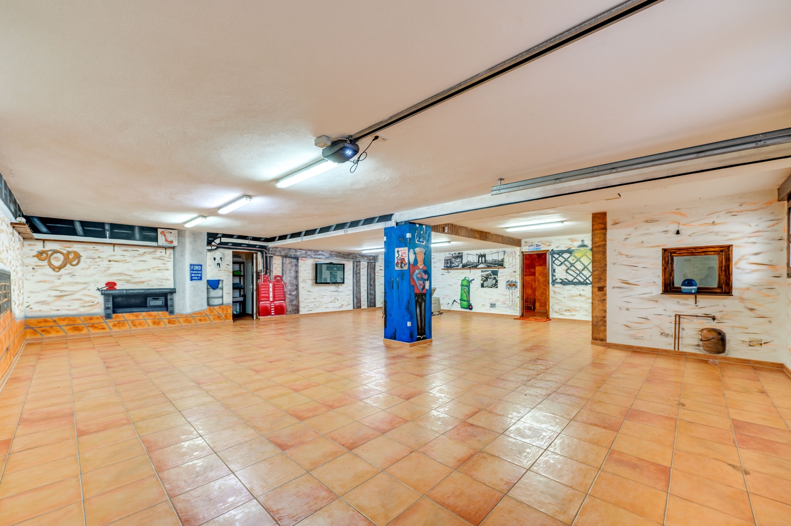 Stor garasje med plass til 6-7 biler – perfekt for bilentusiaster eller ekstra lagringsplass. Galleribilde