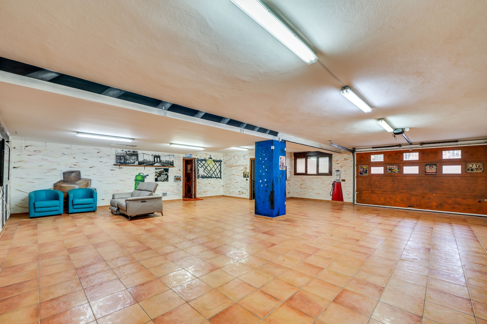 Denne store garasjen åpner for mange bruksområder, fra bilparkering til hjemmegym eller hobbyrom. Galleribilde