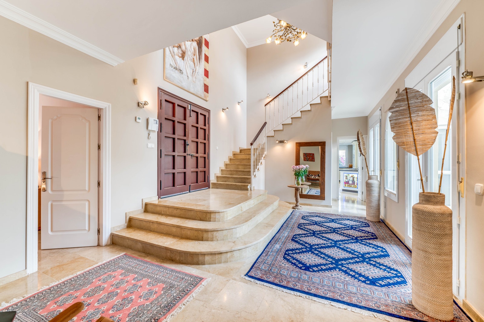 Velkommen inn! Gangen er romslig og tar deg med til stue, rom, kjøkken og videre til andre etasje. Galleribilde