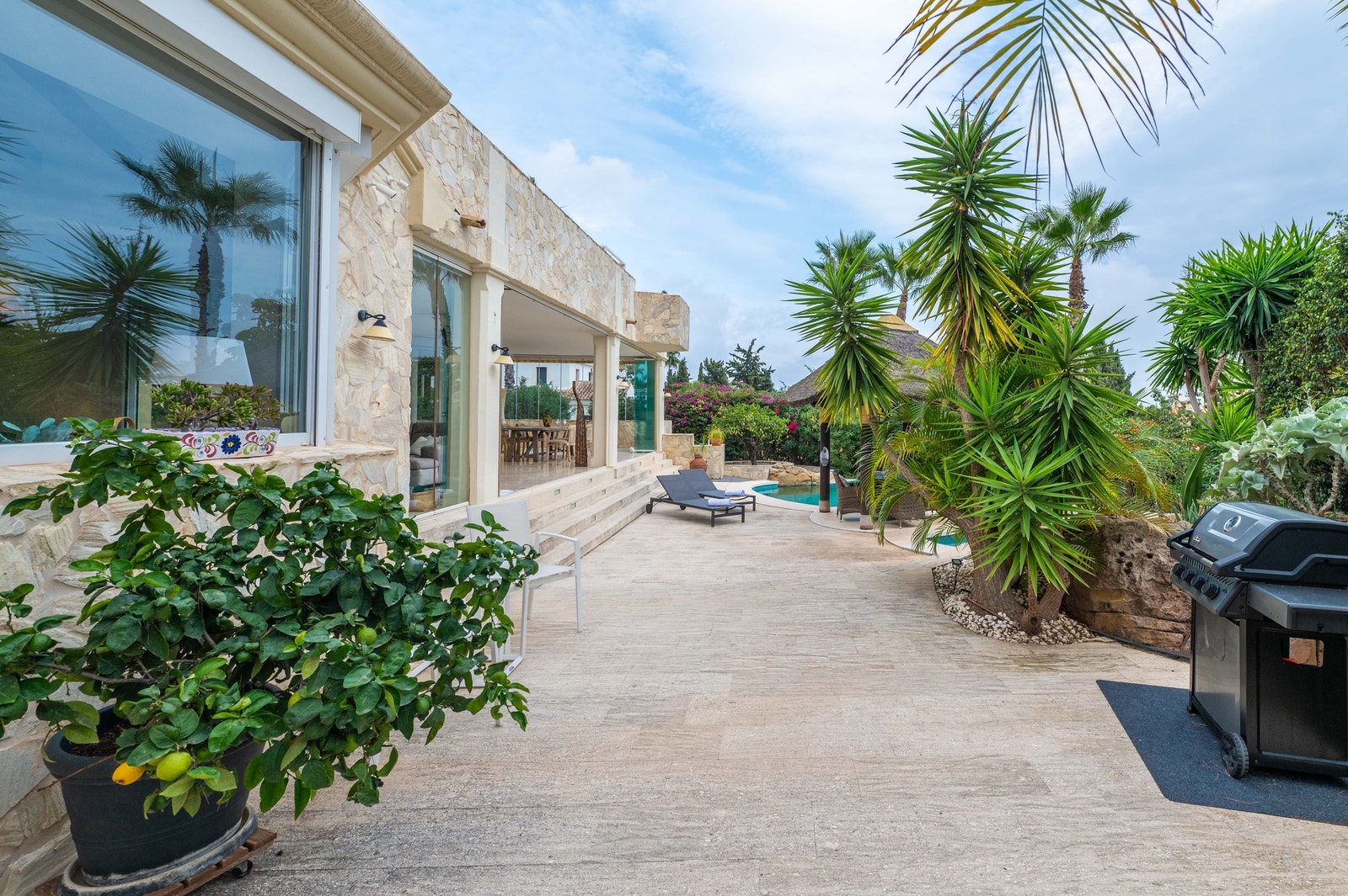 Her kan du nyte sommerdager ved bassenget og varme kvelder rundt grillen med familie og venner. Galleribilde