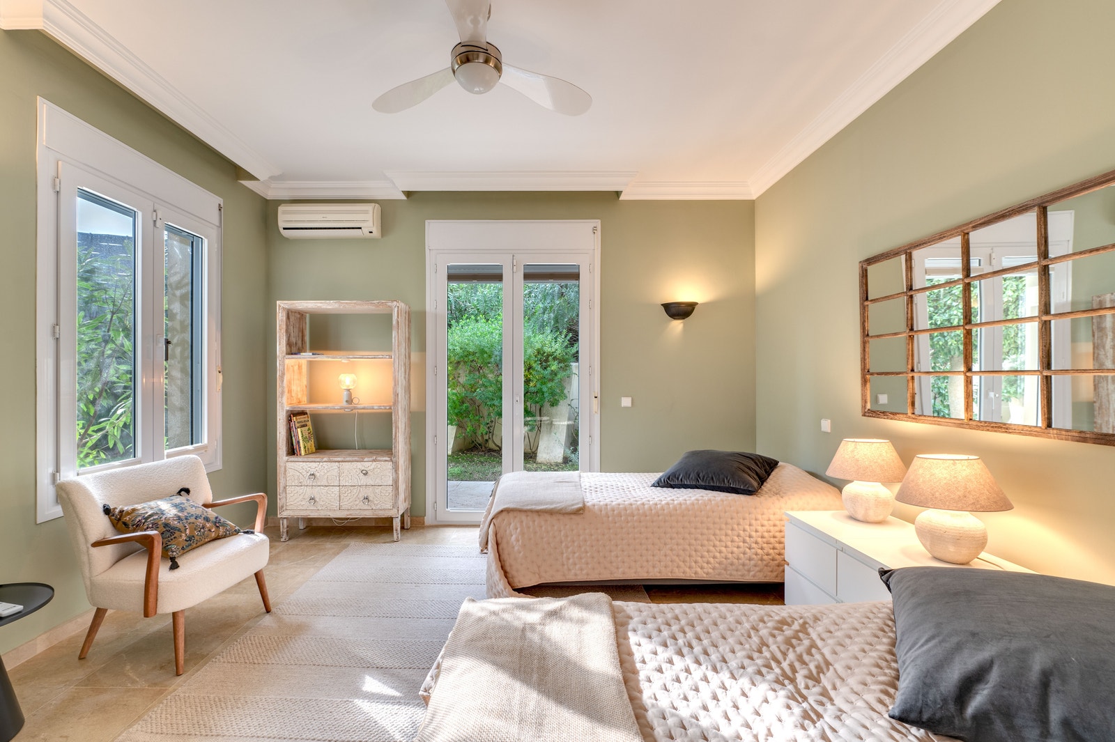 Fra dette soverommet går du rett ut i det grønne – en liten luksus i hverdagen. Galleribilde