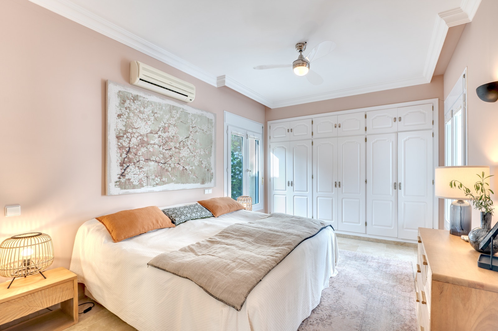 Romslig hovedsoverom med dobbeltseng og rolig atmosfære – perfekt for avslapning. Galleribilde