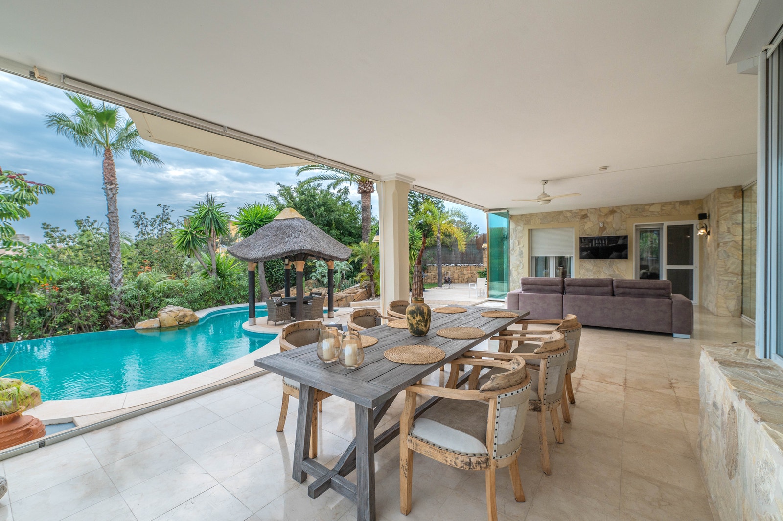 Åpen eller lukket – vinterhagen er en sosial sone hvor du samler venner og familie hele året. Galleribilde