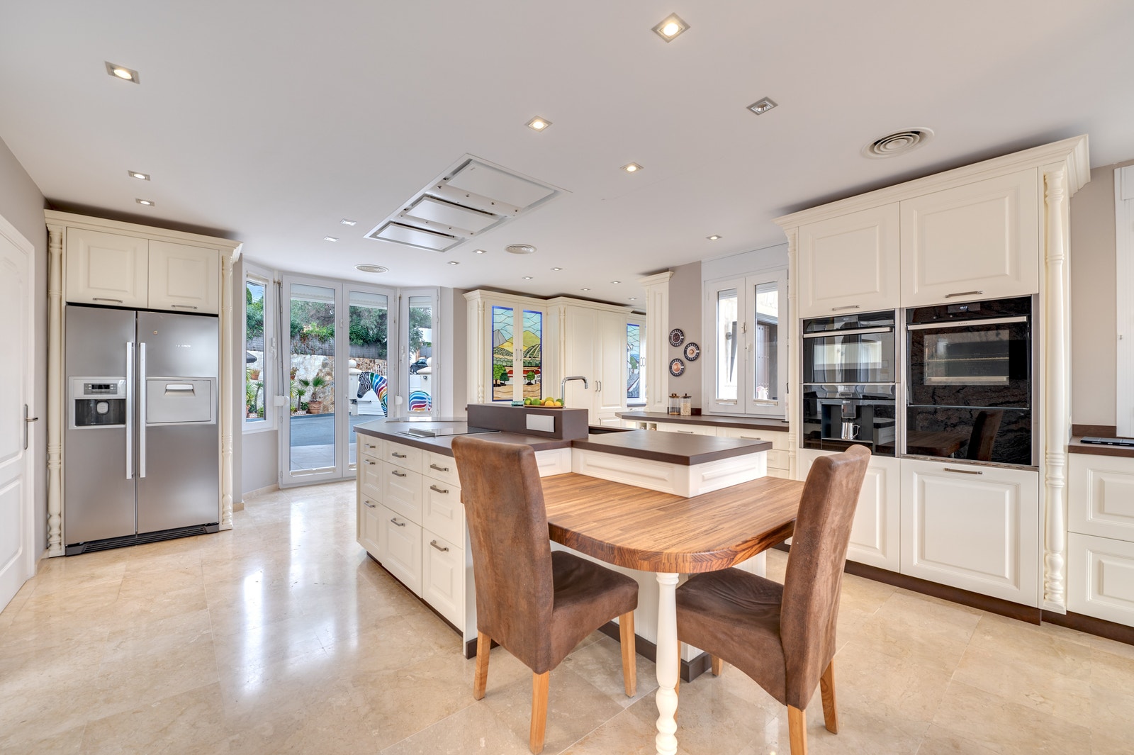 lyst, luftig og praktisk utformet for matlaging med stil og samvær i fokus. Galleribilde