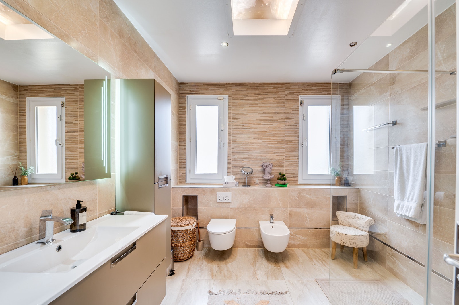 Moderne bad med stilrene detaljer og avslappende atmosfære. Galleribilde