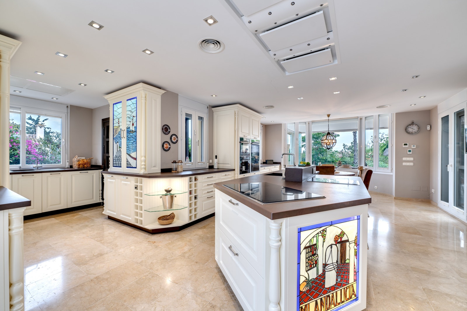 Et sosialt og elegant rom med stor kjøkkenøy, Tenyaki-grill og alt til gourmetopplevelser hjemme. Galleribilde