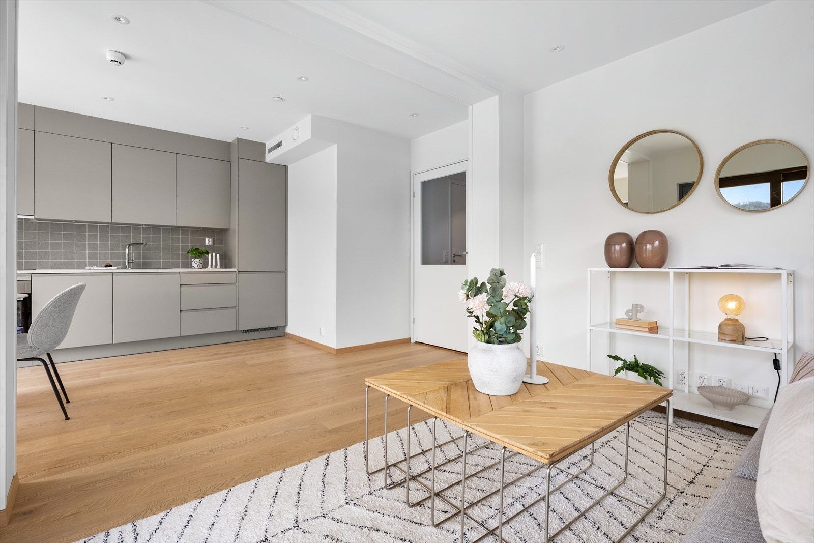 Leiligheten er malt i lyse tidsriktige farger Galleribilde