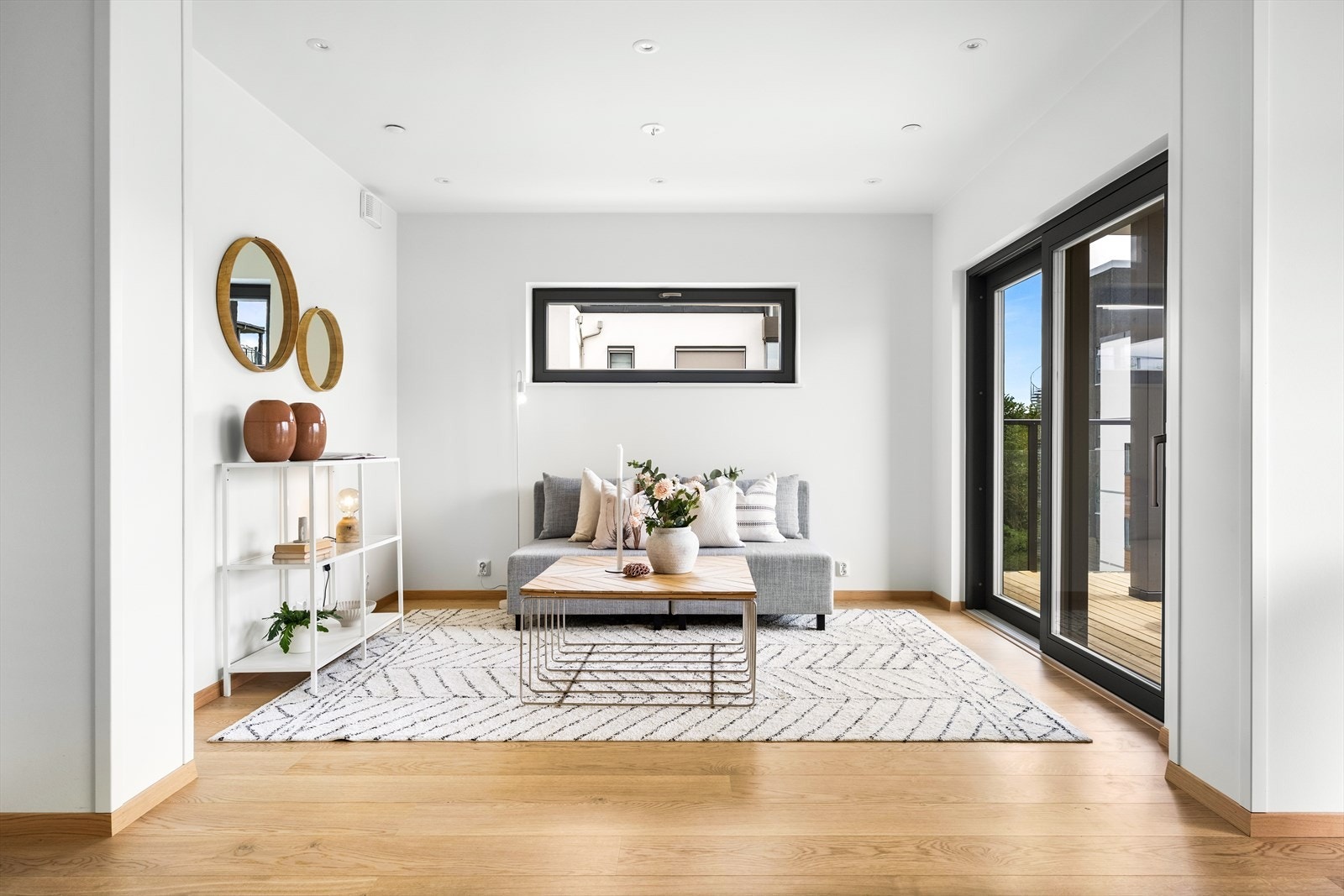 Stue med plass til sofa, stuebord og TV-benk Galleribilde