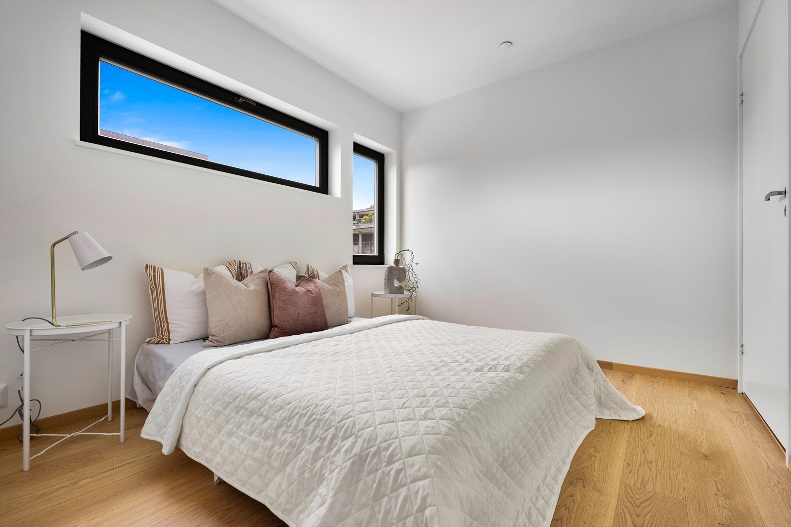 Stort hovedsoverom med plass til dobbelt seng og garderobeløsninger Galleribilde