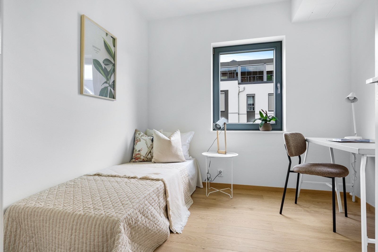 Soverom 2 med god plass til seng og garderobeløsning Galleribilde