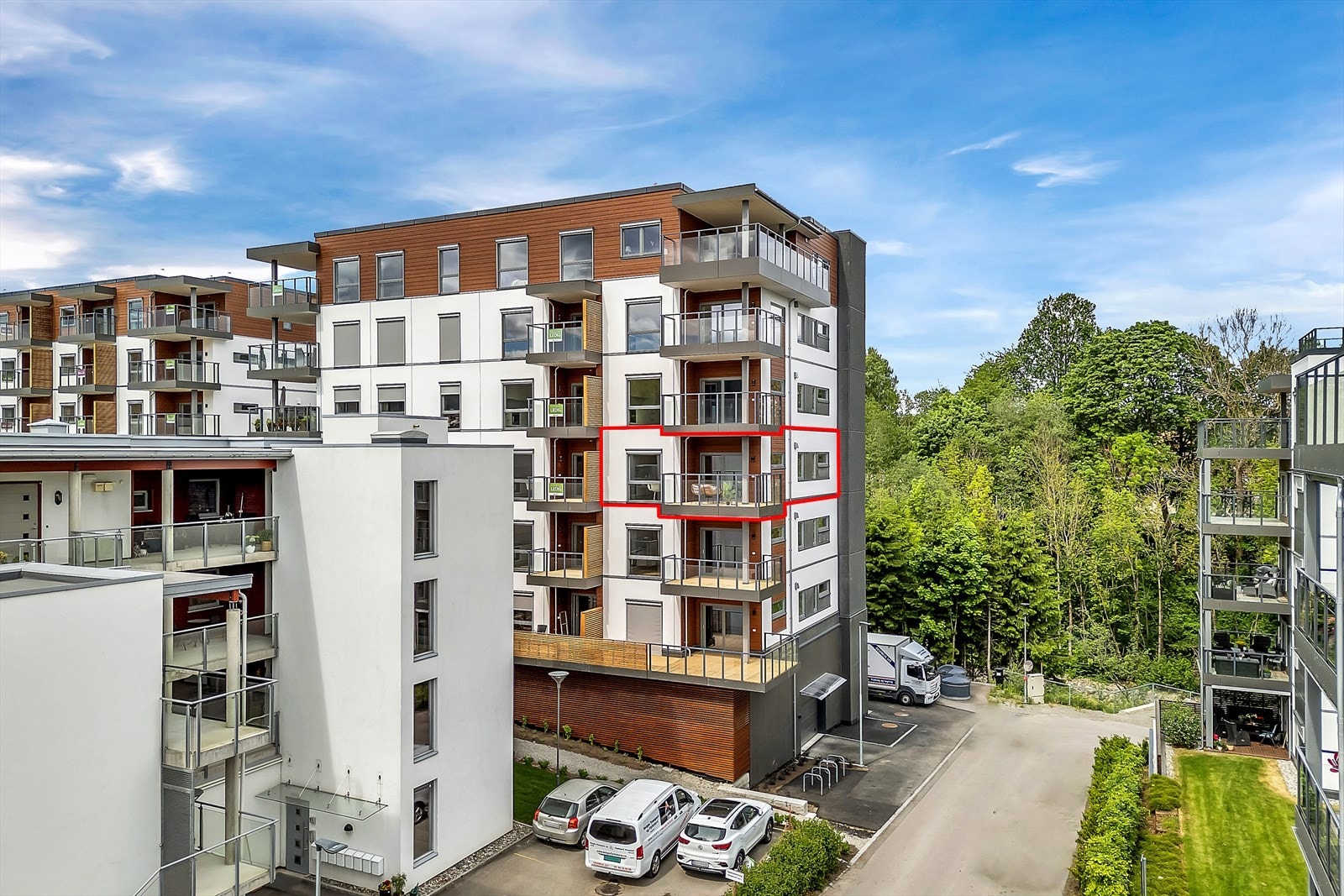 Boligen ligger fint til i byggets 3. etasje og har gode solforhold Galleribilde