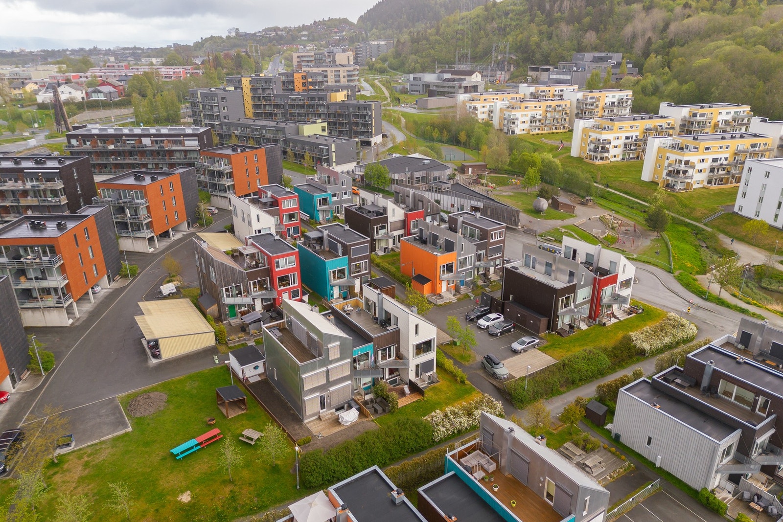 Svært familievennlig boligfelt med moderne bebyggelse, barnehage i feltet, aktivt idrettsanlegg og dagligvare like ved. Galleribilde
