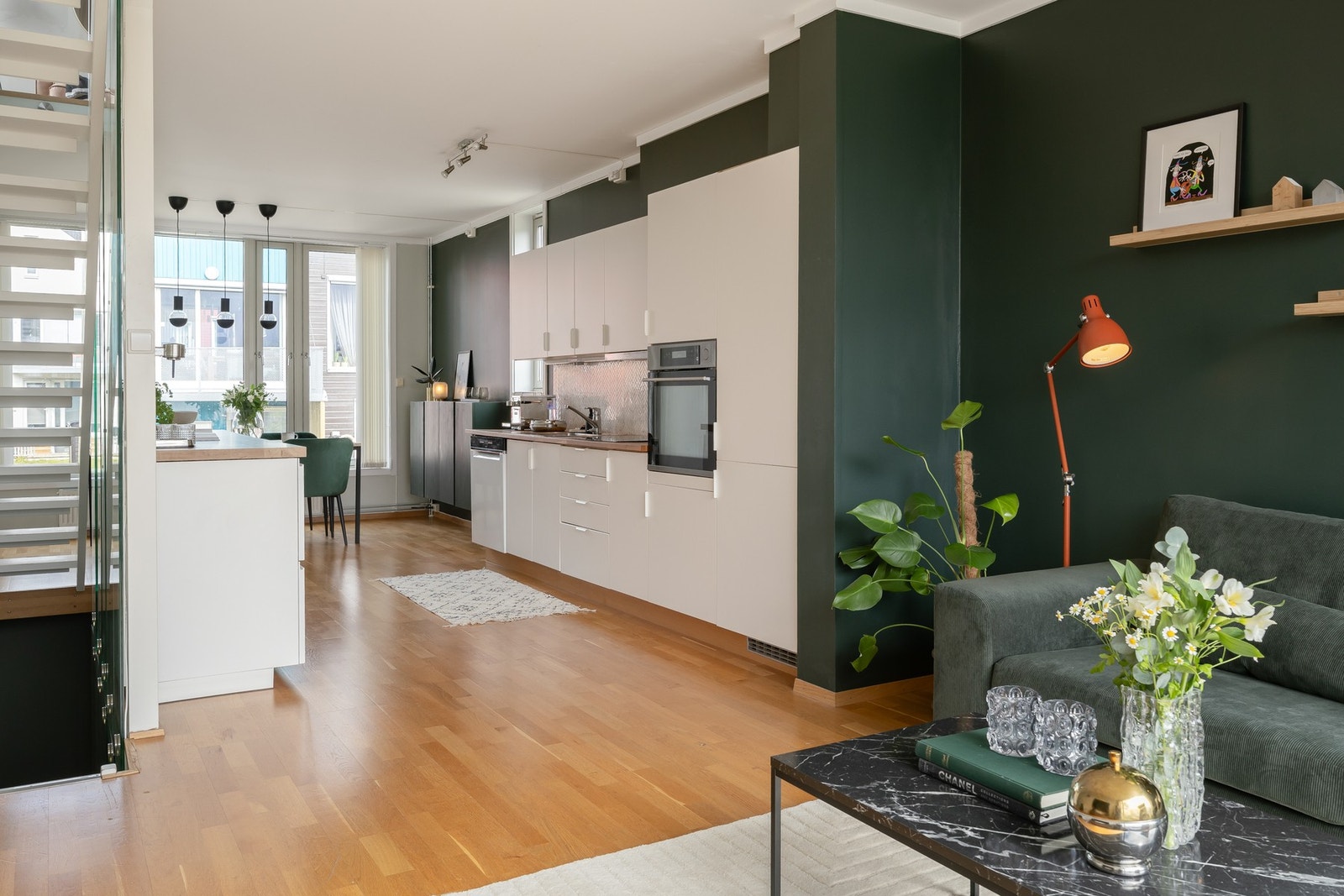 Her har man gjennomlys og en sosial planløsning med tv-avdeling og spisestue i hver sin ende av allrommet. Galleribilde