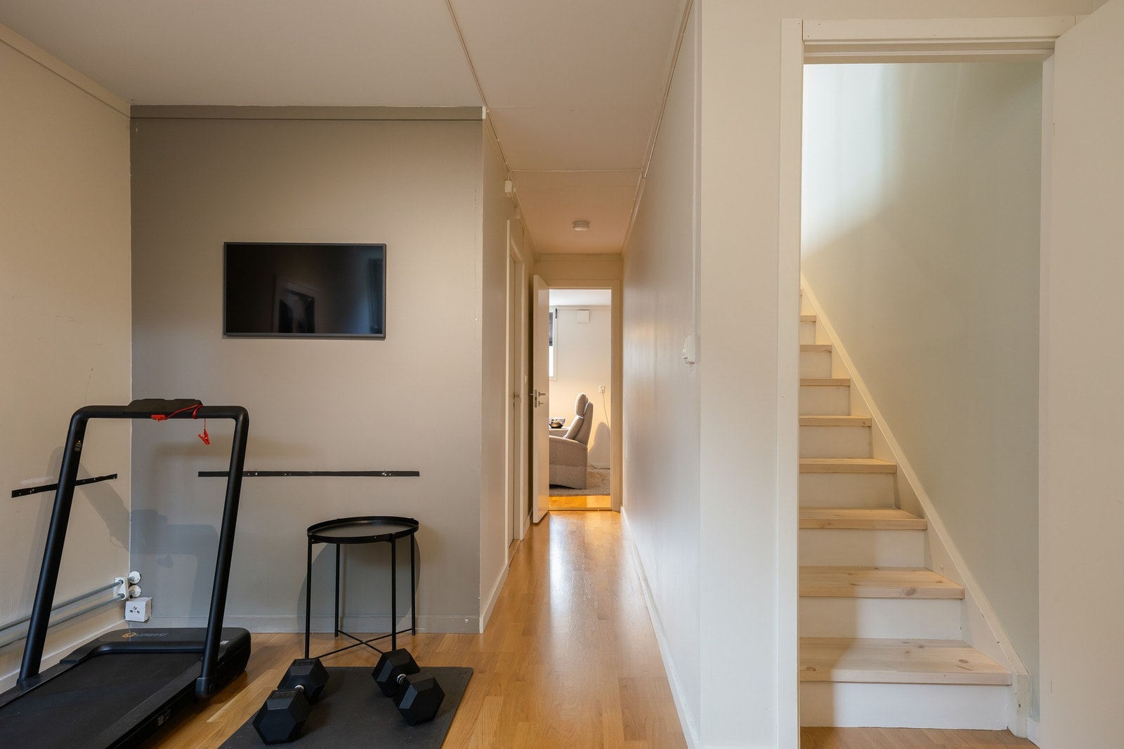 I underetasjen har man et disp.rom på ca. 16 kvm som har blitt benyttet som treningsrom, tidligere som kjellerstue. Galleribilde