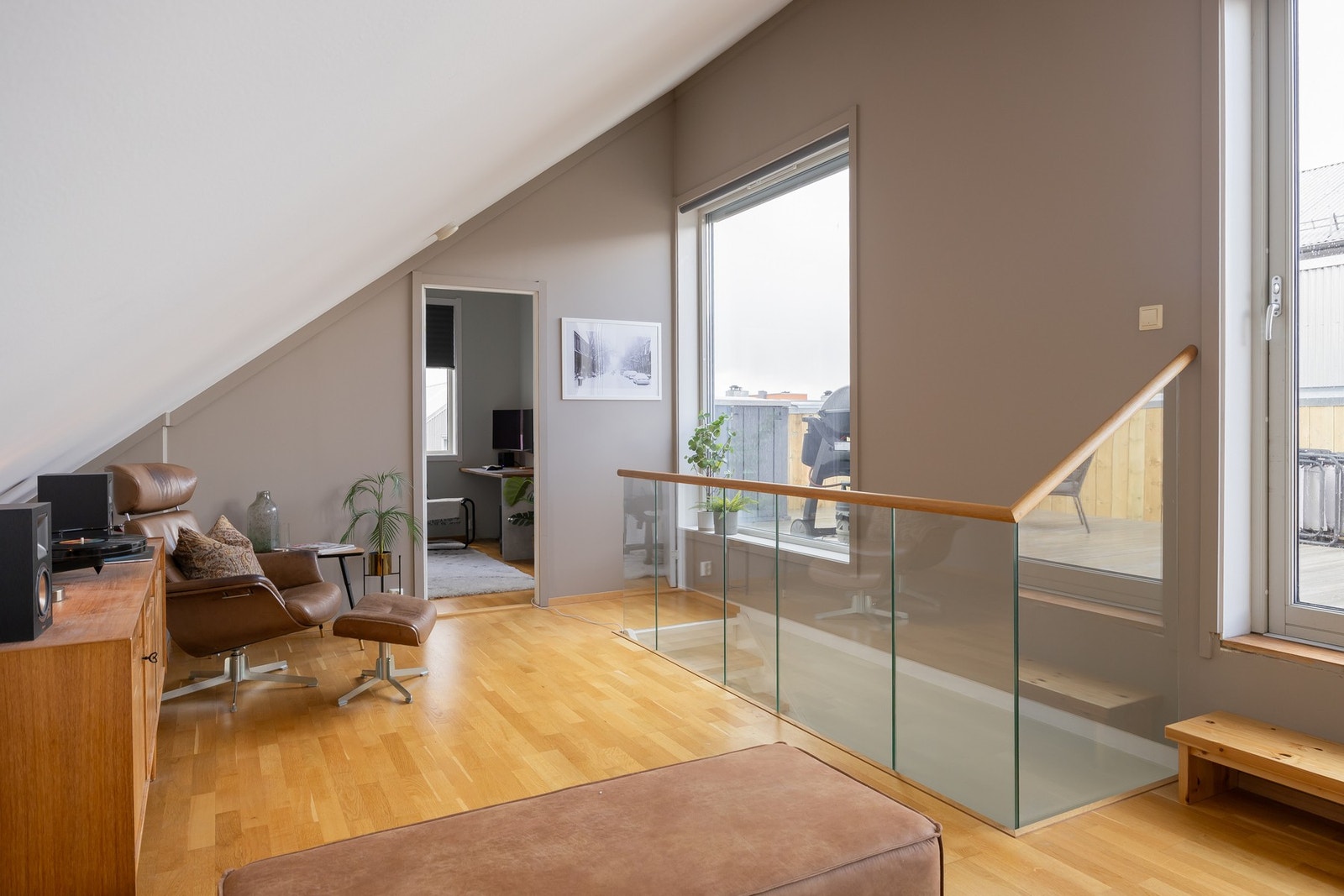 Loftstua utgjør ca. 19 kvm målbart areal (takhøyde på min. 190 cm + 60 cm ut fra det punktet). Galleribilde