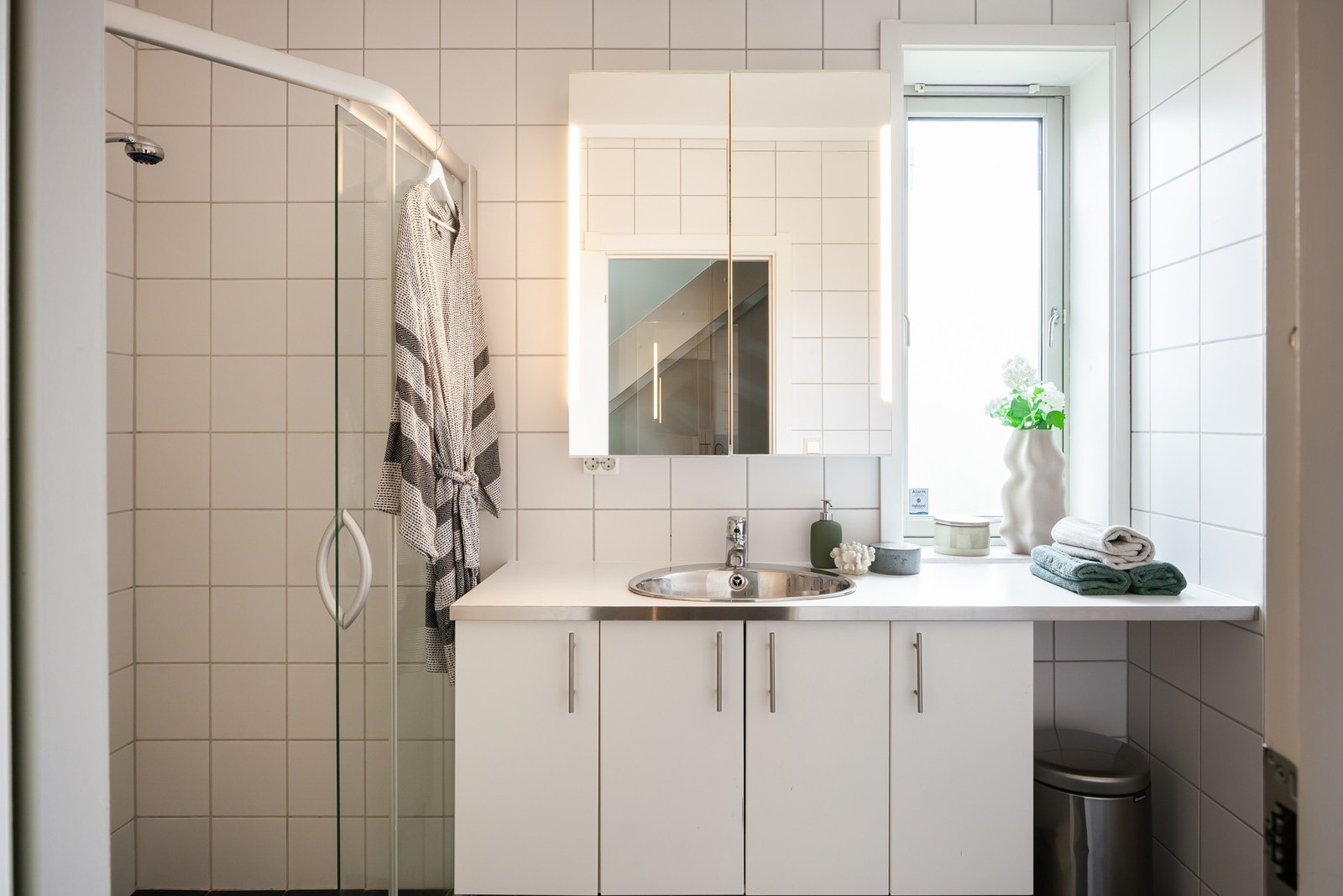 I tillegg til badet i 1.etasje har boligen separat vaskerom i kjelleretasjen med eget toalett. Galleribilde