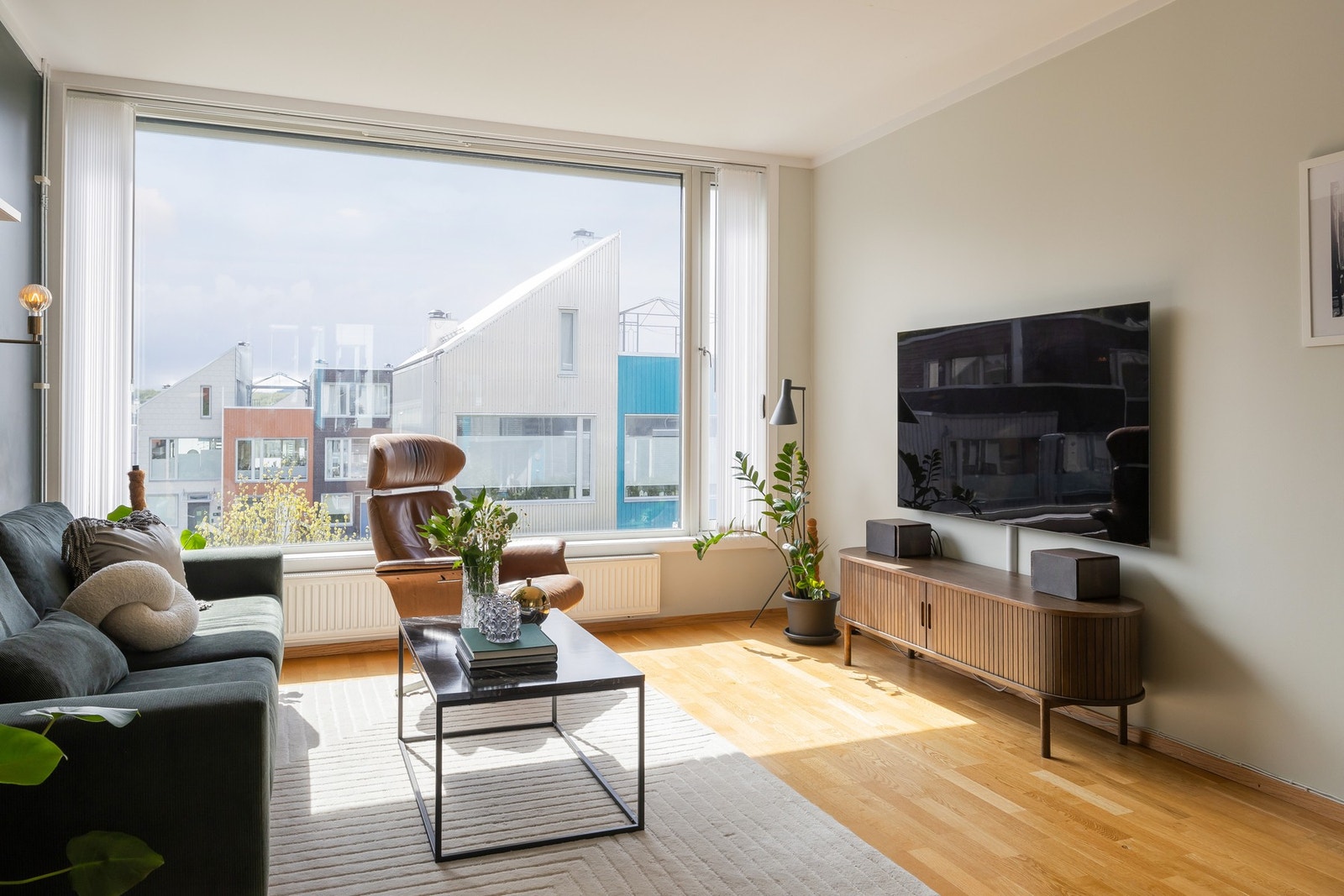 Oppvarming via fjernvarme, varmtvann, tv, internett m.m. er inkludert i felleskostnaden. Galleribilde