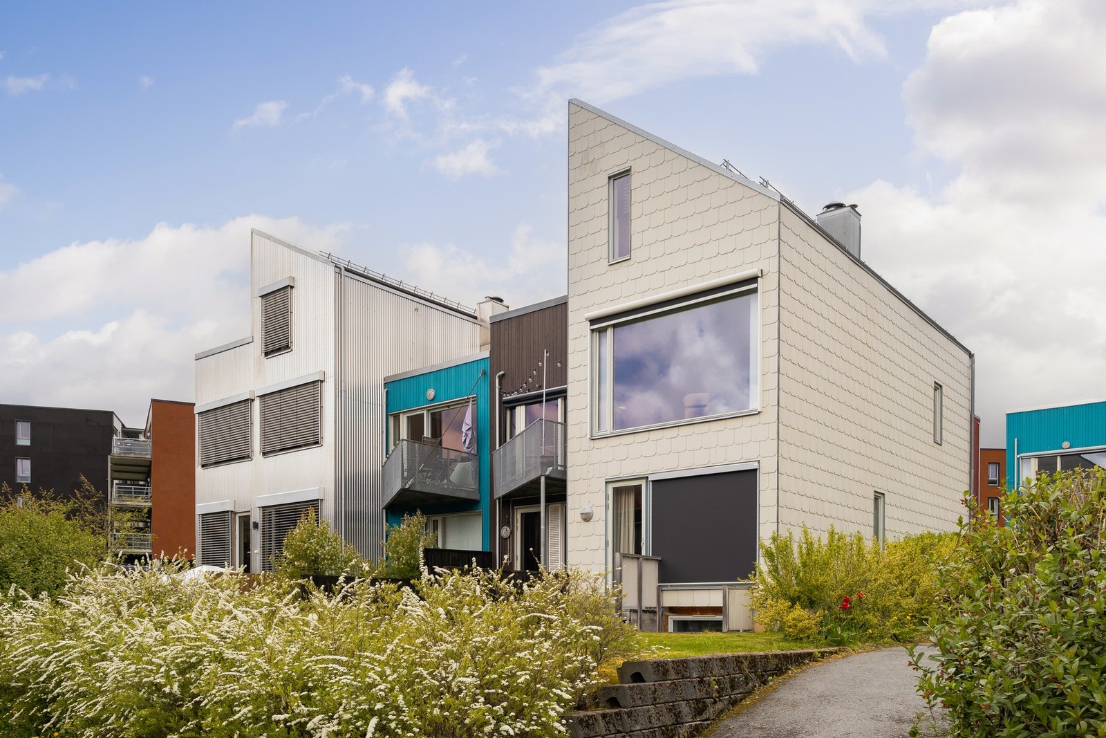 Ypperlig plassering på enden av rekka med ekstra boltreplass omkring huset, og både bod og parkering lett tilgjengelig like ved. Galleribilde