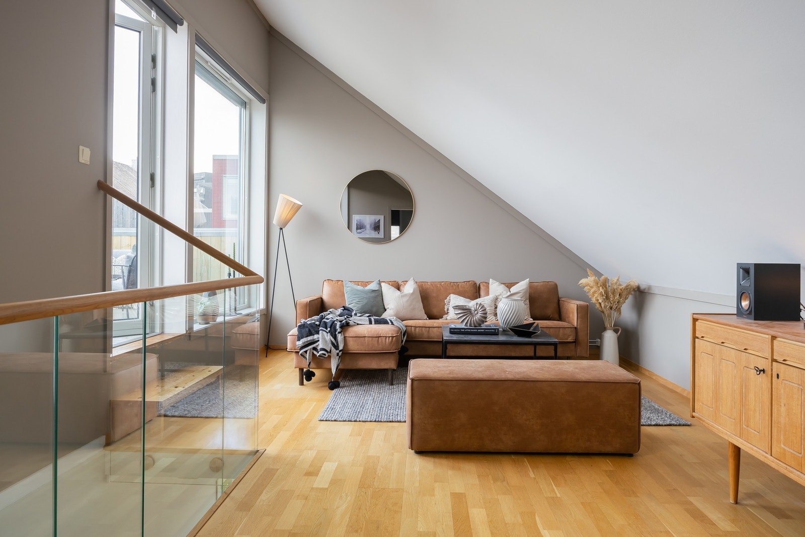 Loftsetasjen består av ei romslig loftstue, et soverom og utgang til en gedigen takterrasse. Galleribilde