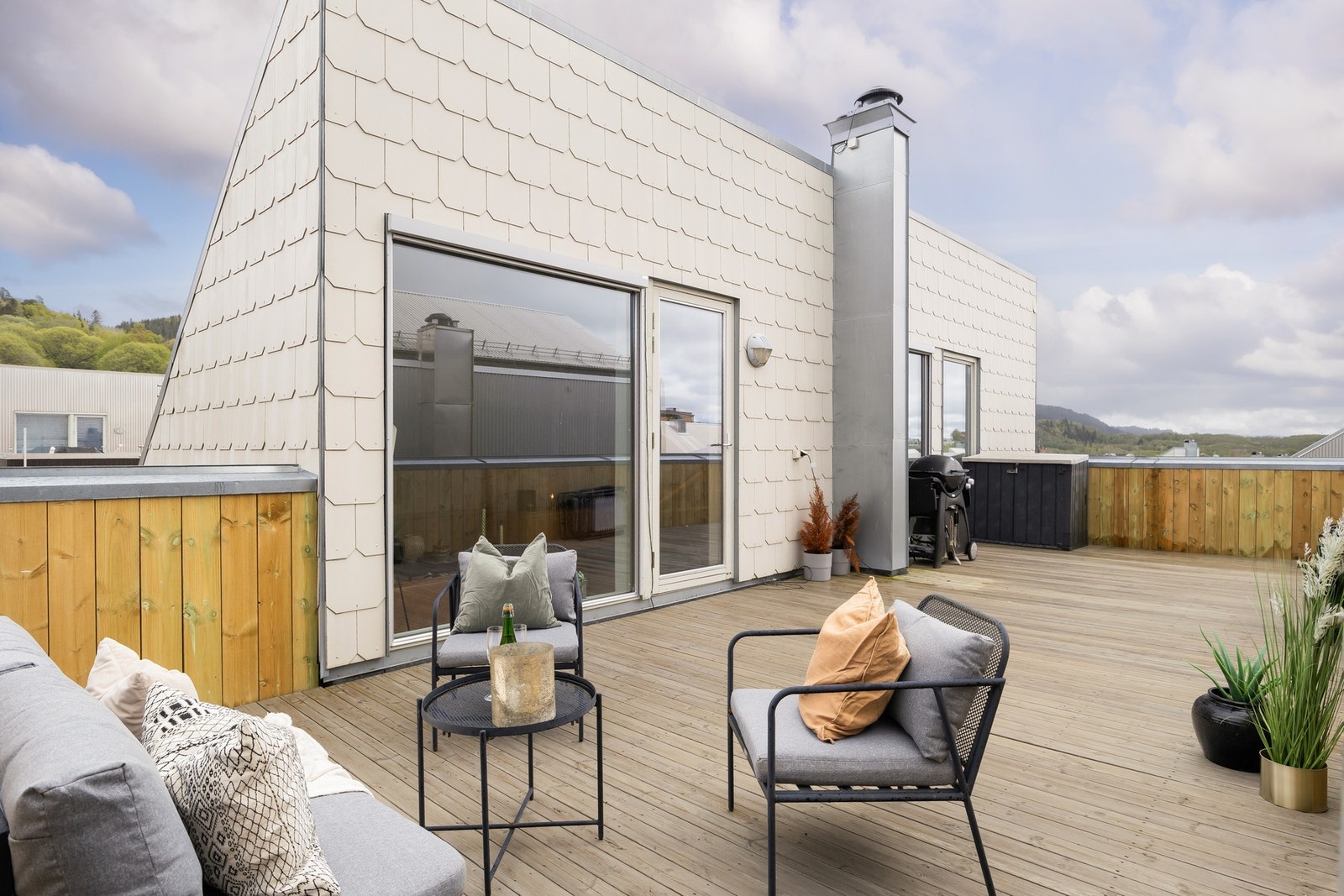 Ypperlig takterrasse på ca. 38,5 kvm med sol fra morgen til kveld. Galleribilde