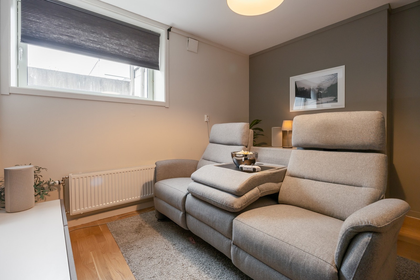 Godkjent soverom i kjelleretasjen på ca. 11 kvm med rømningsvindu og lysgrav. Galleribilde