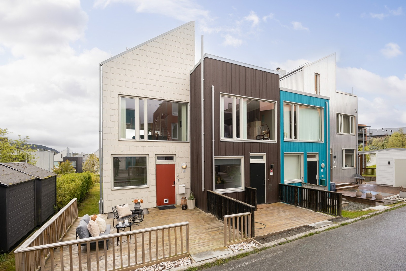 Boligen har ei romslig tomt og sjeldent god uteplass på begge sider av huset i tillegg til en gedigen takterrasse. Galleribilde