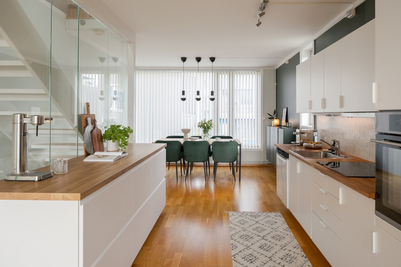 Stuevinduene er for øvrig utstyrt med utvendig screens med fjernkontroll. Galleribilde