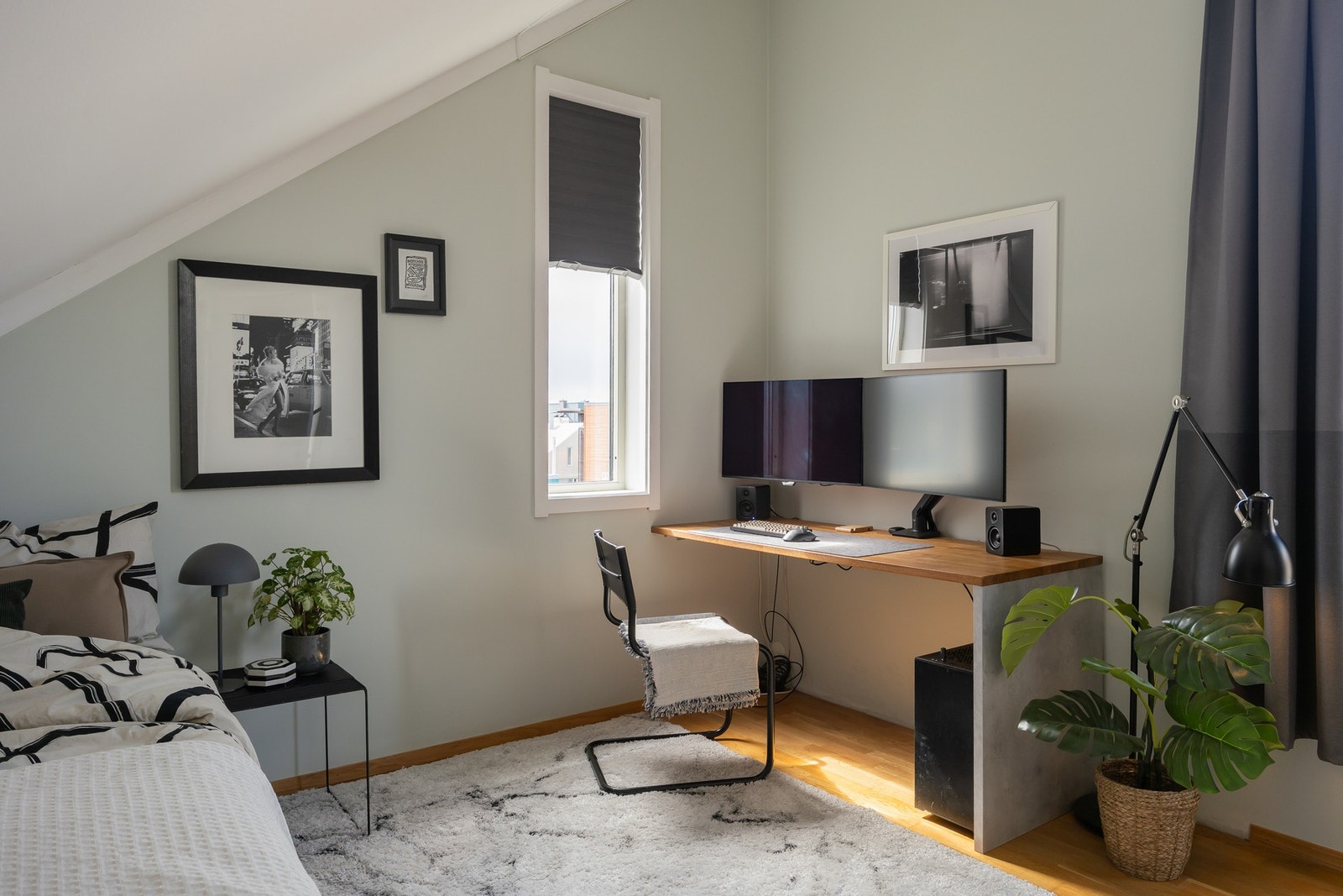 Romslig soverom i lofstetasjen på ca. 10 kvm målbart areal. Galleribilde