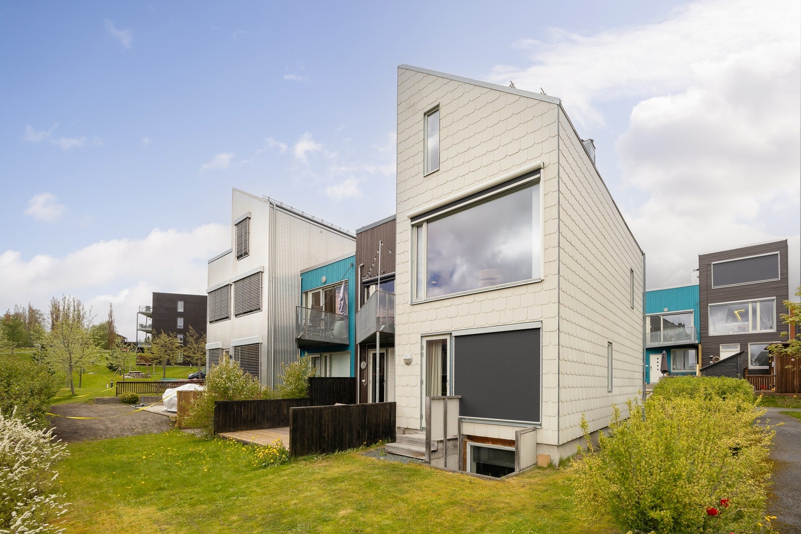 Moderne og stilrent enderekkehus med utmerket beliggenhet i et familievennlig felt på Utleir. Galleribilde