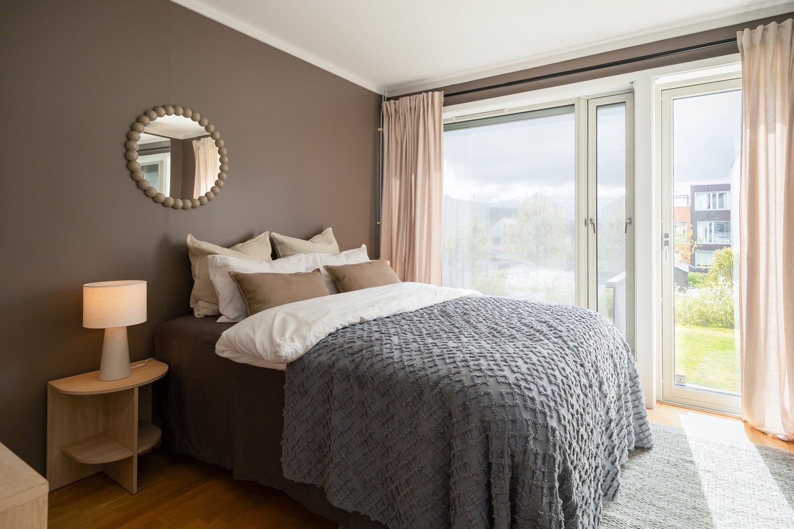 Romslig hovedsoverom i 1.etasje med direkte utgang til hagen. Galleribilde