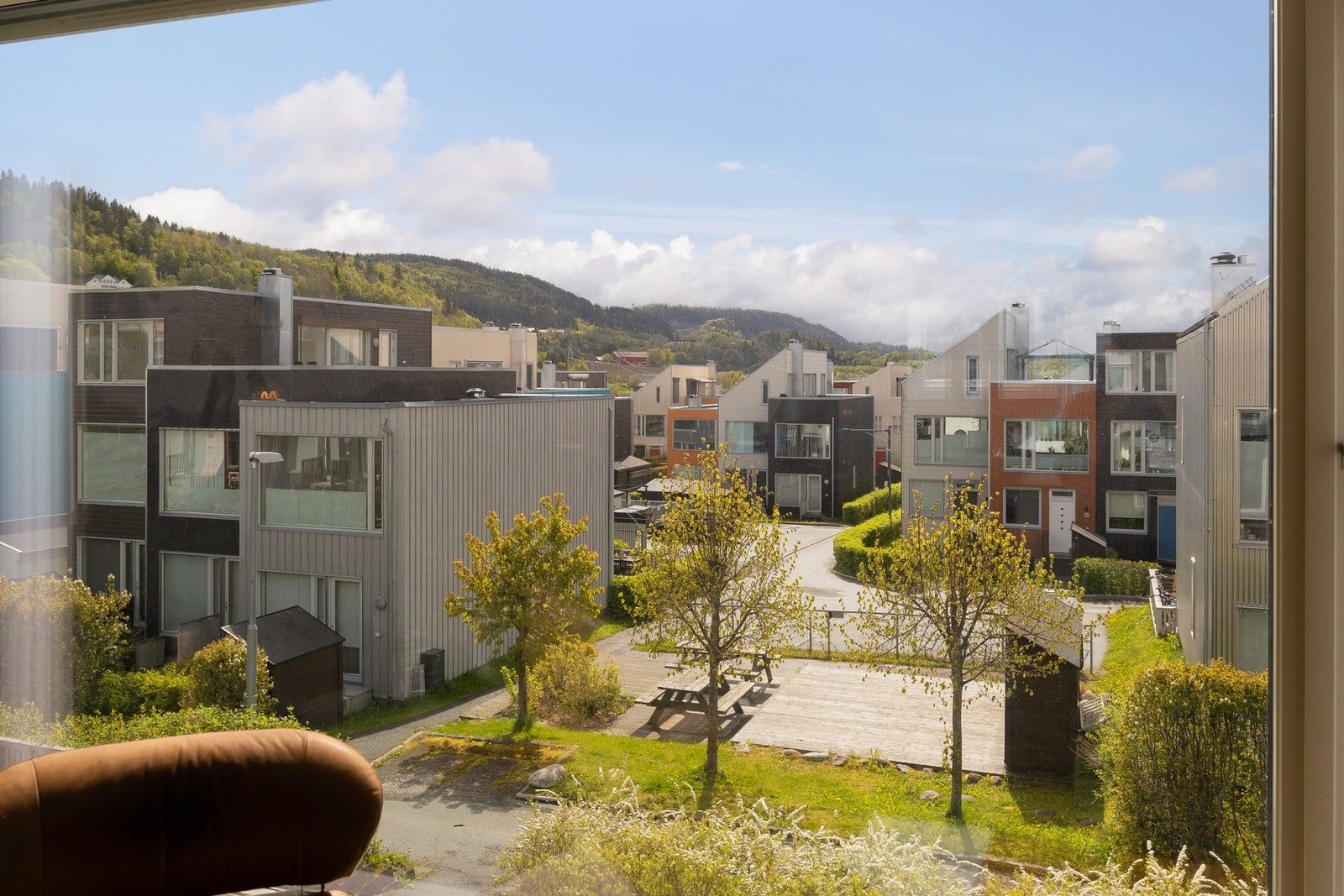 Beliggenheten på enden og plasseringa i feltet gir en fri passasje sørover med god utsikt og lysforhold. Galleribilde