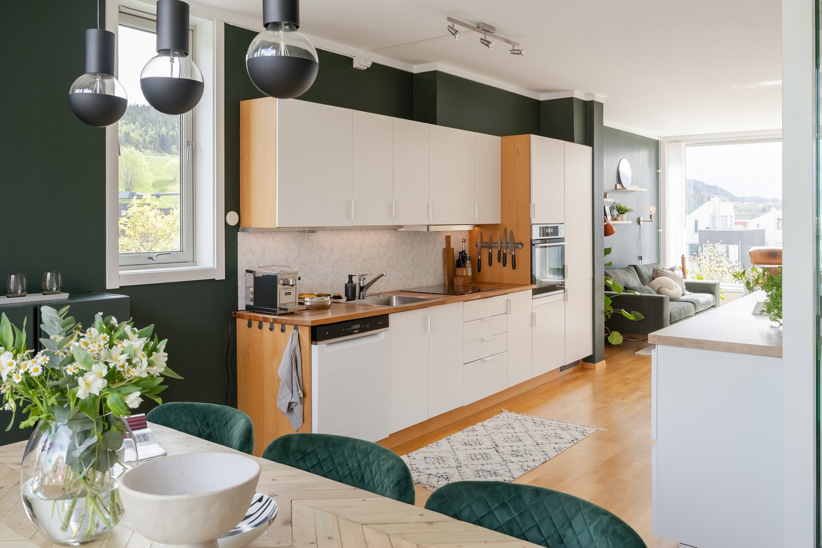 Kjøkkenet er utstyrt med integrert platetopp, stekeovn i behagelig høyde, oppvaskmaskin og kjøl- og fryseskap. Galleribilde