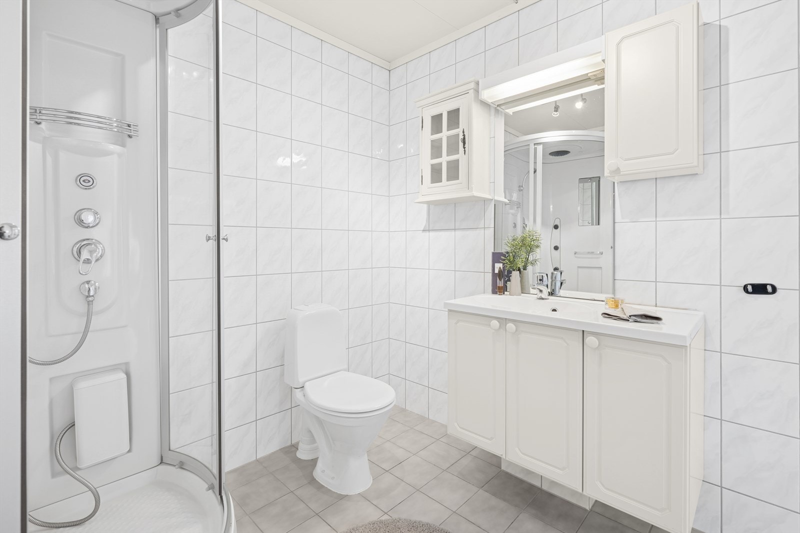 Leiligheten har vannbåren varme i gulvet på badet, i entreen, stua og kjøkkenet. Galleribilde